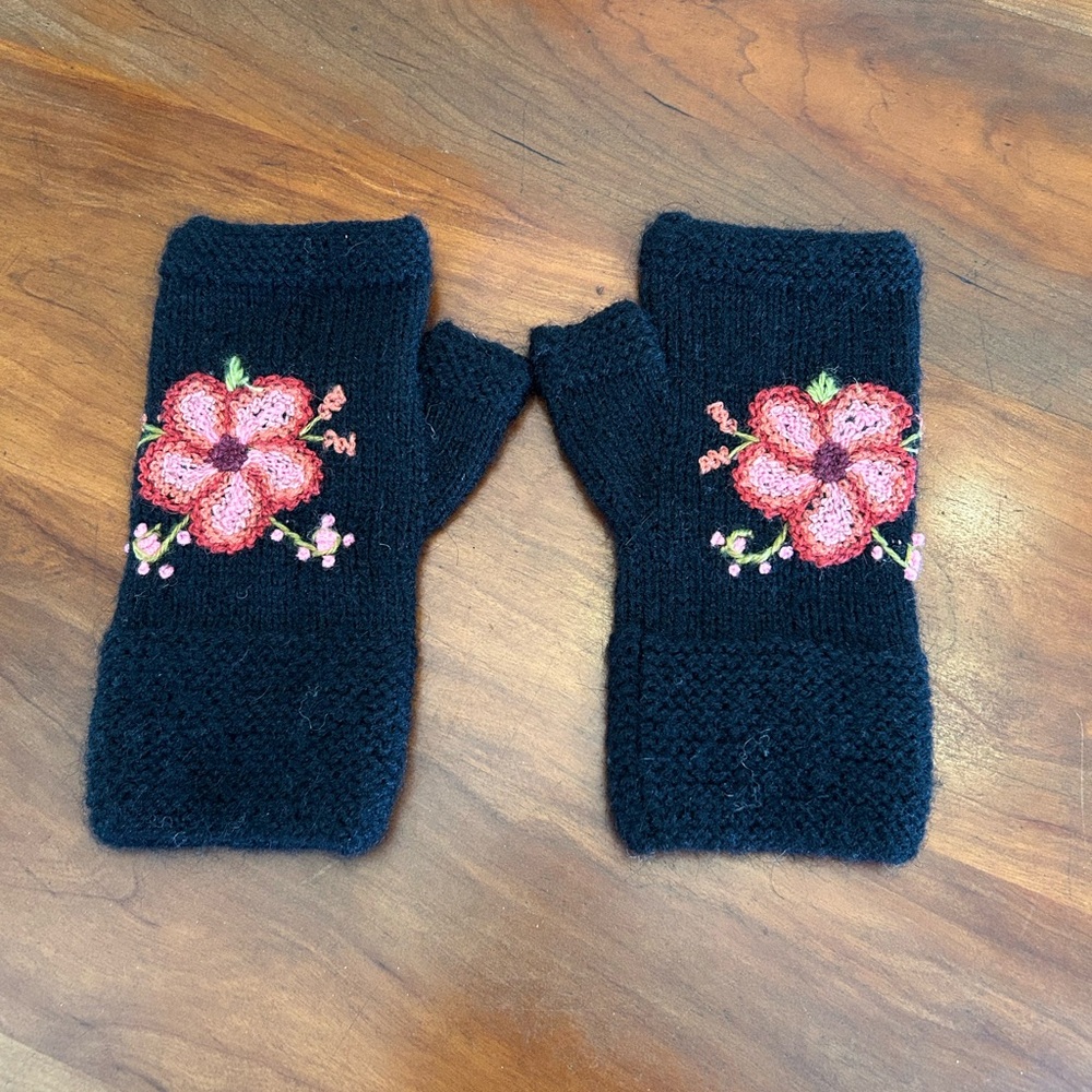 Peruvian Trading Company Black Fingerless Gloves with Floral Embroidery